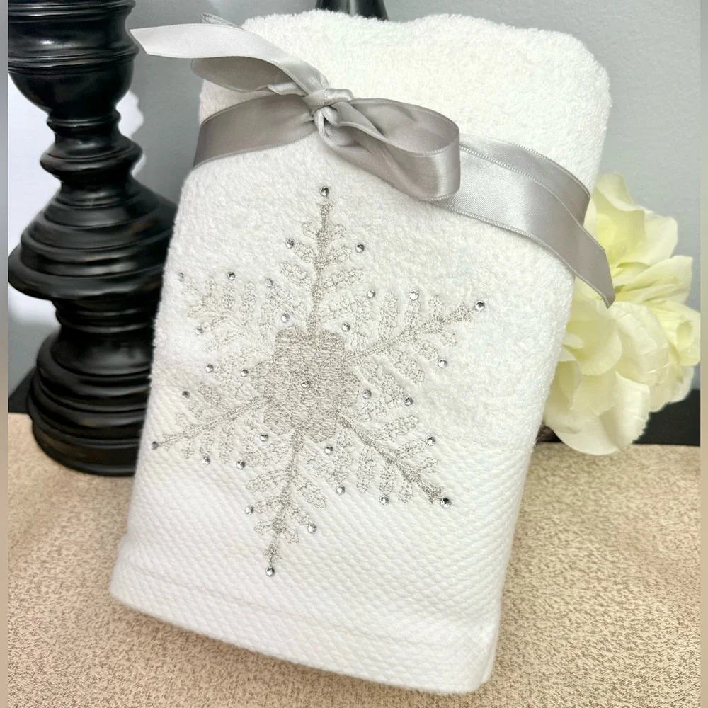 NWT Set of 2 Shimmering Rhinestone SNOWFLAKE Turkish Bathroom Hand Towels